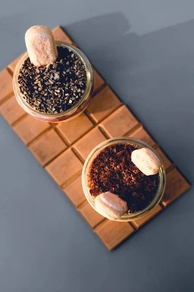 Vista dall'alto di gustosi dessert con biscotti sulla superficie grigia — Foto stock