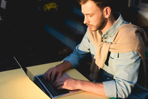 Freelancer bonito usando laptop enquanto trabalhava no café — Fotografia de Stock
