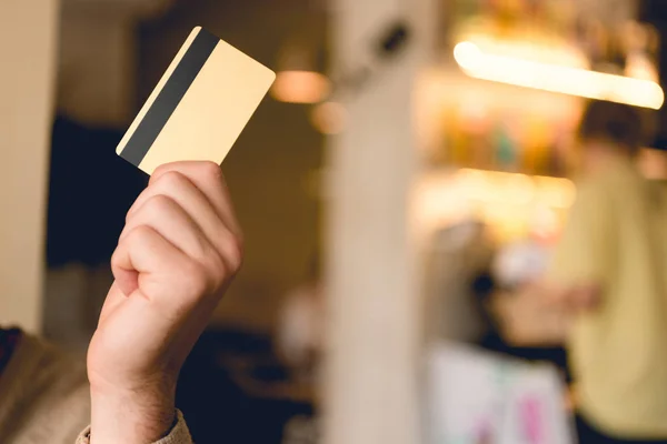 Ausgeschnittene Ansicht eines Mannes mit Kreditkarte in der Hand — Stockfoto