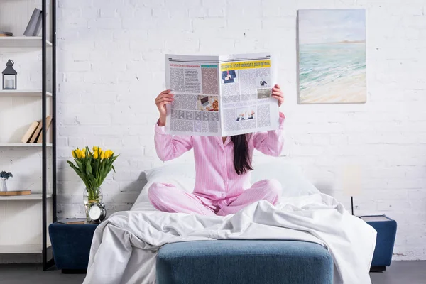 Pijama Kadınla Gazete Yatakta Evde Gizlenmiş Görünümünü — Stok fotoğraf