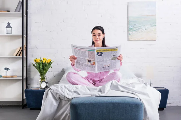 Жінка Піжамі Газетою Відпочиває Ліжку Вдома — стокове фото