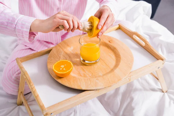 Ofullständig Bild Kvinna Med Trä Mortel Att Göra Färsk Apelsinjuice — Stockfoto