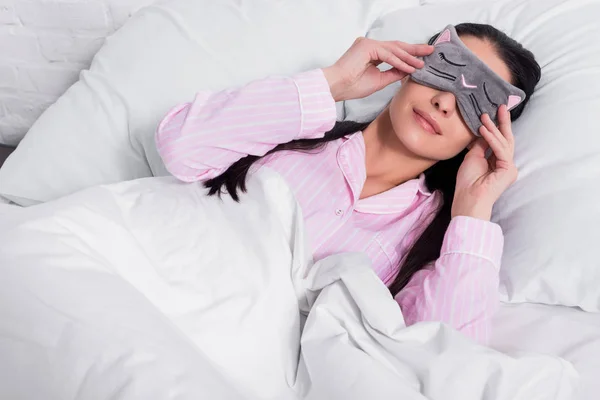 Pembe Pijama Uyku Maskesi Evde Yatakta Yatan Kadın — Stok fotoğraf