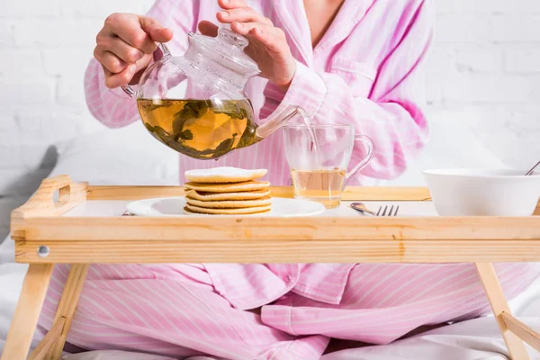 Vista Parcial Mujer Pijama Rosa Vertiendo Verde Taza Mientras Desayuna —  Fotos de Stock