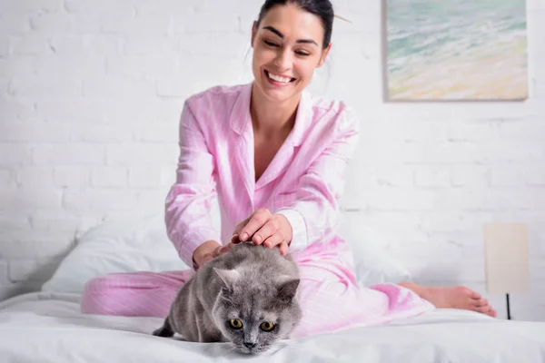 Ευτυχισμένη Γυναίκα Βρετανία Shorthair Γάτα Ανάπαυση Στο Κρεβάτι Στο Σπίτι — Φωτογραφία Αρχείου