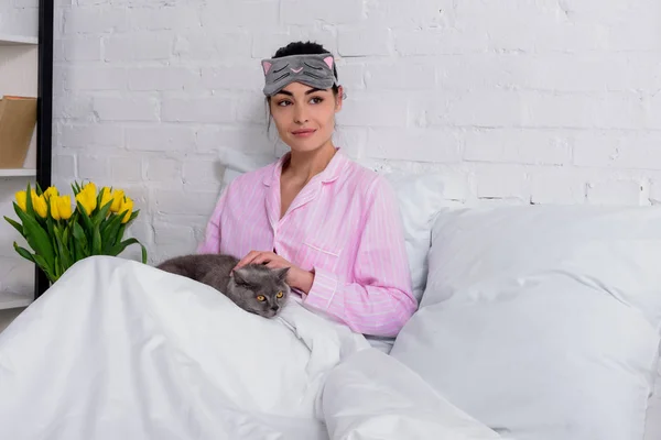 Portrait Femme Pyjama Masque Couchage Avec Chat Poil Court Britannique — Photo