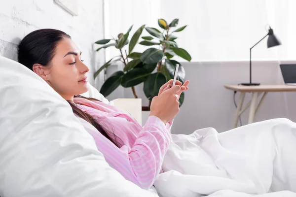 Side View Attractive Woman Pajamas Using Smartphone While Resting Bed — Stock Photo, Image