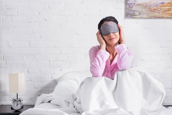 Frau Rosa Pyjama Und Schlafmaske Sitzt Hause Auf Dem Bett — Stockfoto