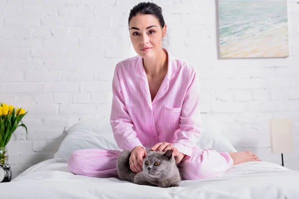 Kvinna Pyjamas Med Storbritannien Stenografien Katt Vilar Sängen Hemma — Gratis stockfoto