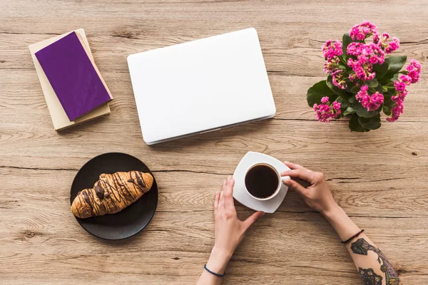 Beskuren Bild Kvinna Med Kopp Kaffe Bordsskiva Med Laptop Böcker — Stockfoto