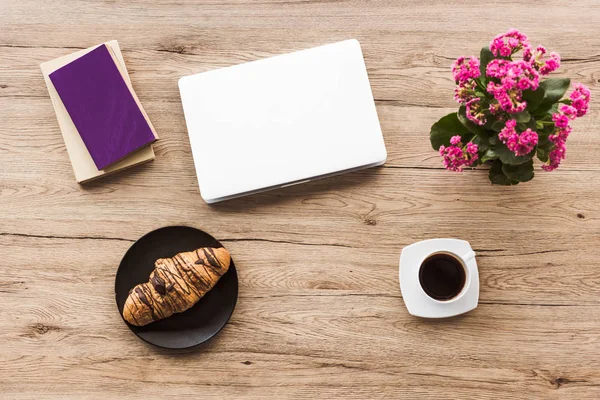 Flache Liege Mit Laptop Büchern Tasse Kaffee Croissant Auf Teller — Stockfoto