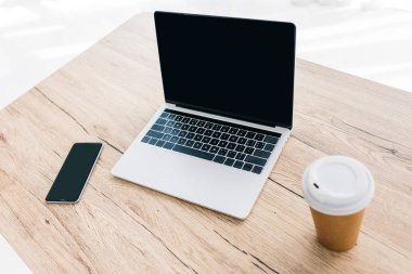 boş ekran, dizüstü bilgisayar ve kahve fincanı ile smartphone closeup görünümünü ahşap tablo 