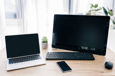 boş ekran, bilgisayar, akıllı telefon ve ahşap masa üzerinde saksı bitkileri ile dizüstü closeup çekim 