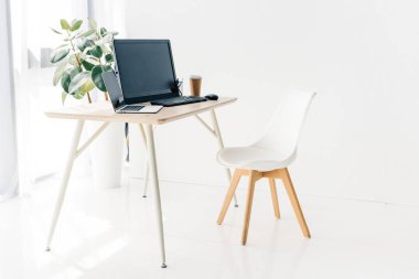 sandalye, dizüstü, bilgisayar, kağıt bardak kahve tablo ile çalışma alanı'nın iç 