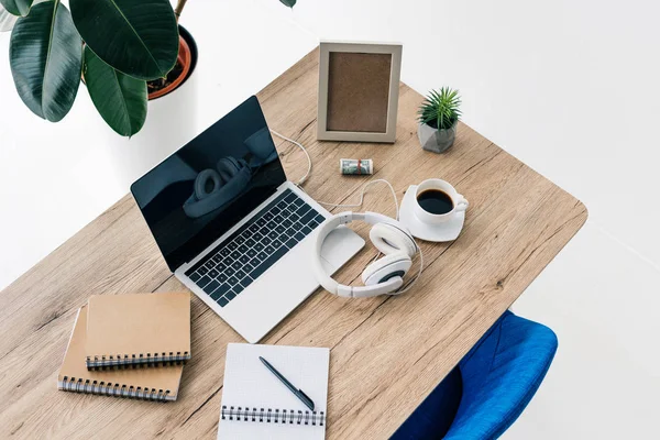 Verhoogde Uitzicht Laptop Met Leeg Scherm Koptelefoon Schoolboeken Fotolijstjes Roll — Stockfoto