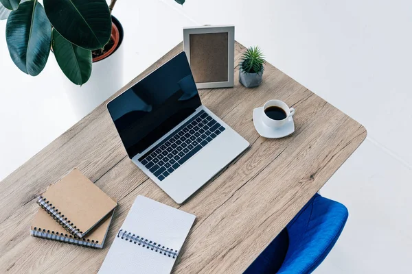 Visão Alto Ângulo Laptop Com Tela Branco Livros Didáticos Xícara — Fotografia de Stock