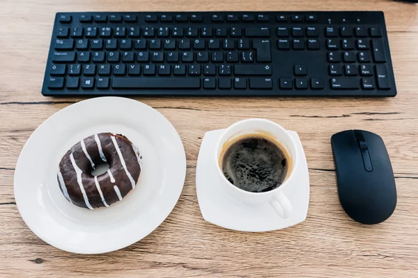 Draufsicht Auf Donut Kaffeetasse Computermaus Und Computertastatur Auf Holztisch — Stockfoto