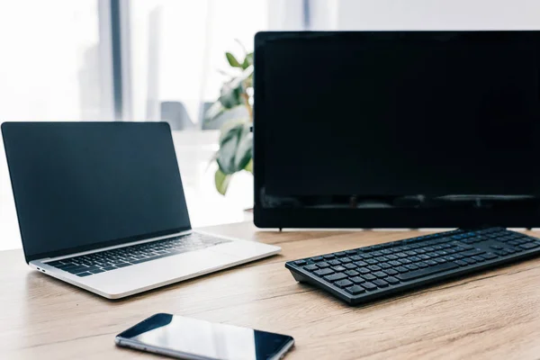 Nahaufnahme Von Smartphone Mit Leerem Bildschirm Laptop Und Computer Holztisch — Stockfoto