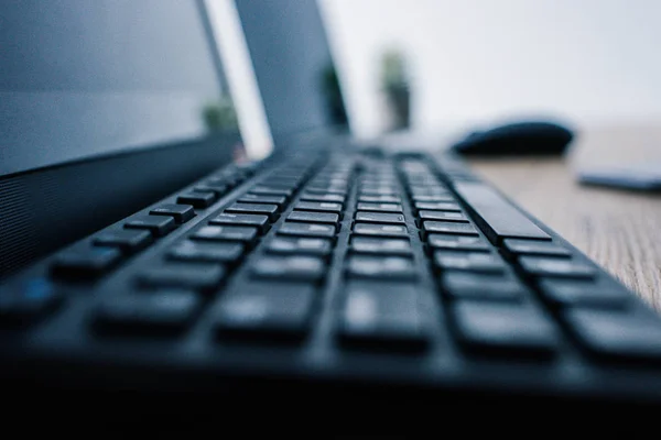 Vista Ravvicinata Della Tastiera Del Computer Tavola Con Mouse Laptop — Foto Stock