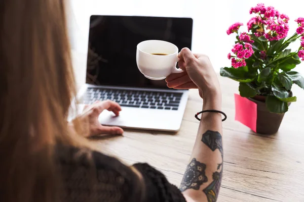 Partial View Woman Tattooed Hand Holding Cup Coffee Typing Laptop — Stock Photo, Image