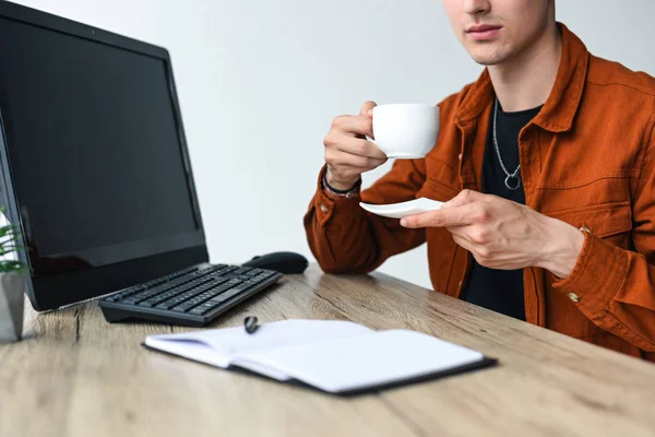 用课本 电脑键盘和电脑鼠标在桌子上拿咖啡杯的人的部分观点 — 图库照片