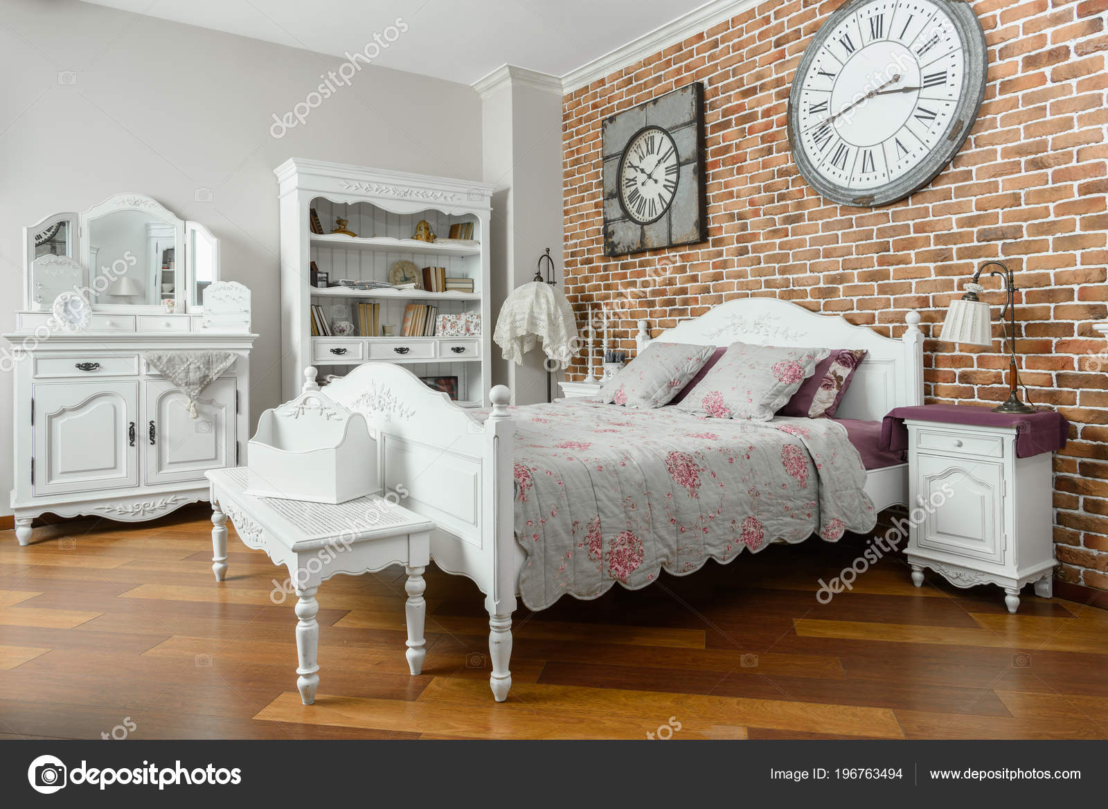Interno della camera letto moderna luce con orologi parete mobili ... Mobili da parete