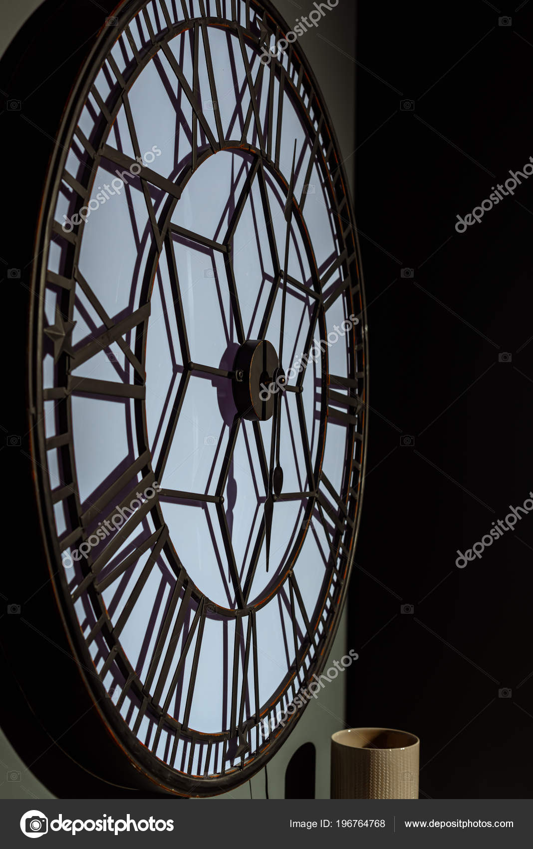 Big old wall clocks Big Vintage Wall Clock Modern Green Room — Stock