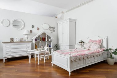Dar yatak ve beyaz mobilya modern ışık yatak odası iç