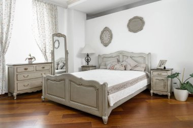 beyaz ve gri mobilyalar ile modern ışık yatak odası iç