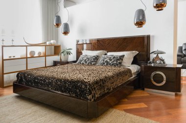 iç lambalar ve kahverengi bedsheets ışık modern yatak odası