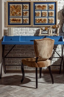 modern retro tarz oturma odası mavi masa, sandalye ve fotoğraf çerçeveleri içinde iç