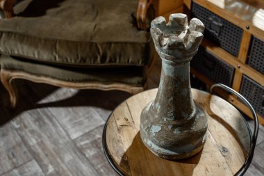 yüksek açılı görünüş büyük satranç rakam modern retro oturma odası tarzı ahşap tablo