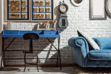 iç modern retro oturma odası sandalye, Masa, kanepe ve saat duvara tarz
