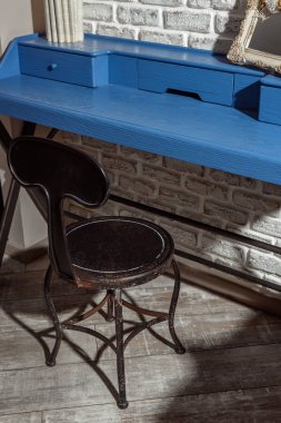 modern retro tarz oturma odası mavi masada ahşap sandalye