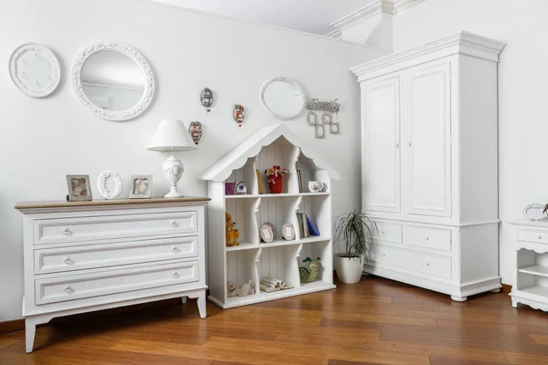 Interior Del Dormitorio Luminoso Moderno Con Estantes Blancos Armario — Foto de Stock