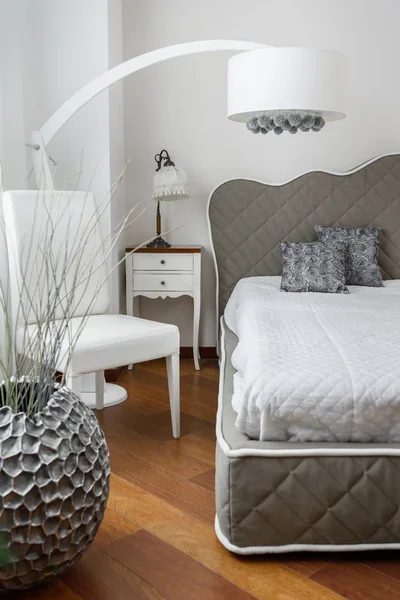 モダンなランプと鉢植えのグレー色で光の寝室のインテリア — ストック写真