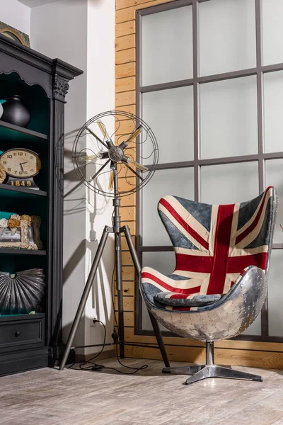 Intérieur Style Rétro Moderne Salon Avec Fauteuil Avec Grand Drapeau — Photo