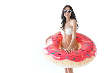 çekici kadın bikini ve şişme çörek, üzerinde beyaz izole ile poz güneş gözlüğü 