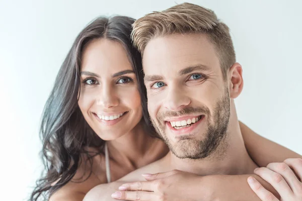 Hermosa Pareja Sonriente Mirando Cámara Aislado Blanco — Foto de Stock