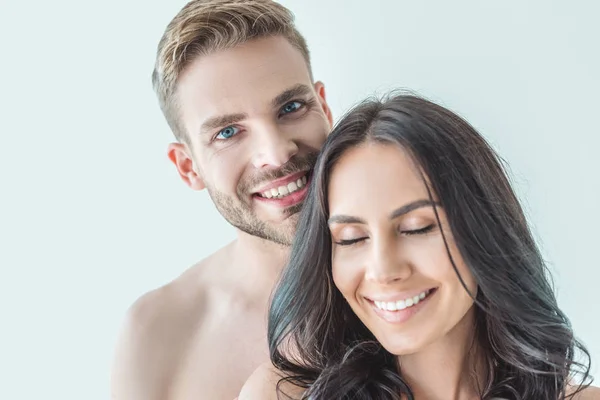 Feliz Joven Pareja Pie Juntos Aislados Blanco — Foto de stock gratis