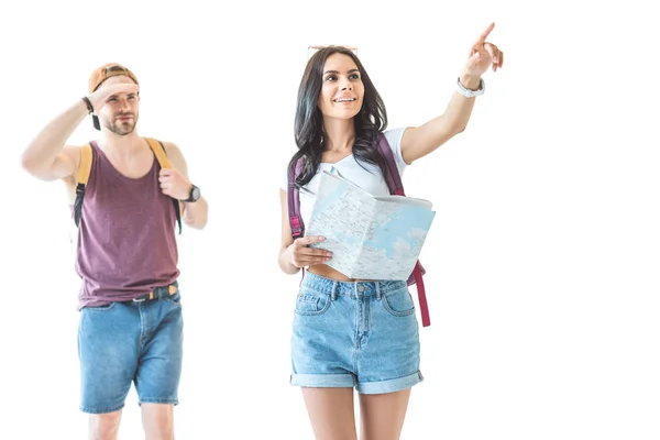 Casal Viajantes Com Mapa Apontando Para Algum Lugar Isolado Branco — Fotografia de Stock