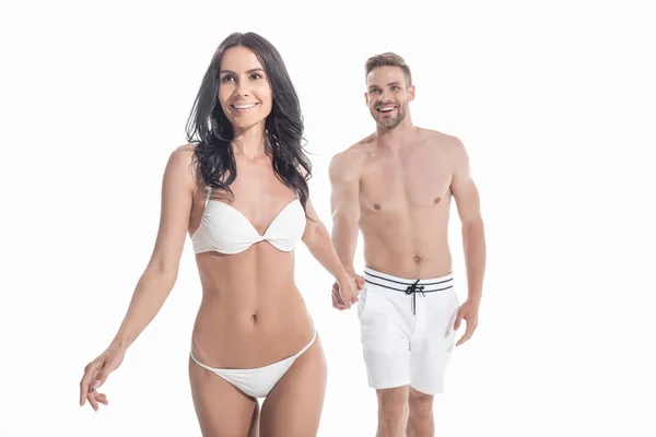 Hermosa Pareja Traje Baño Cogido Mano Caminando Aislado Blanco — Foto de Stock