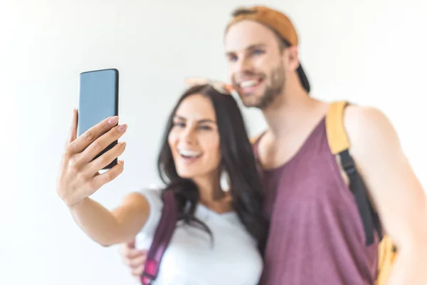 Enfoque Selectivo Pareja Tomando Selfie Teléfono Inteligente Aislado Blanco —  Fotos de Stock