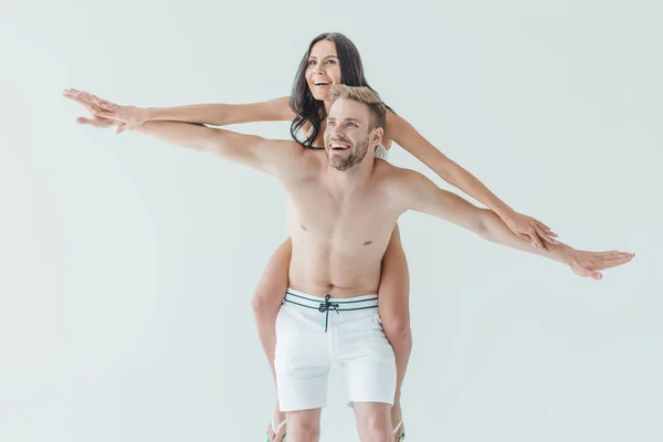 Alegre Hombre Piggybacking Hermosa Novia Aislado Blanco — Foto de Stock