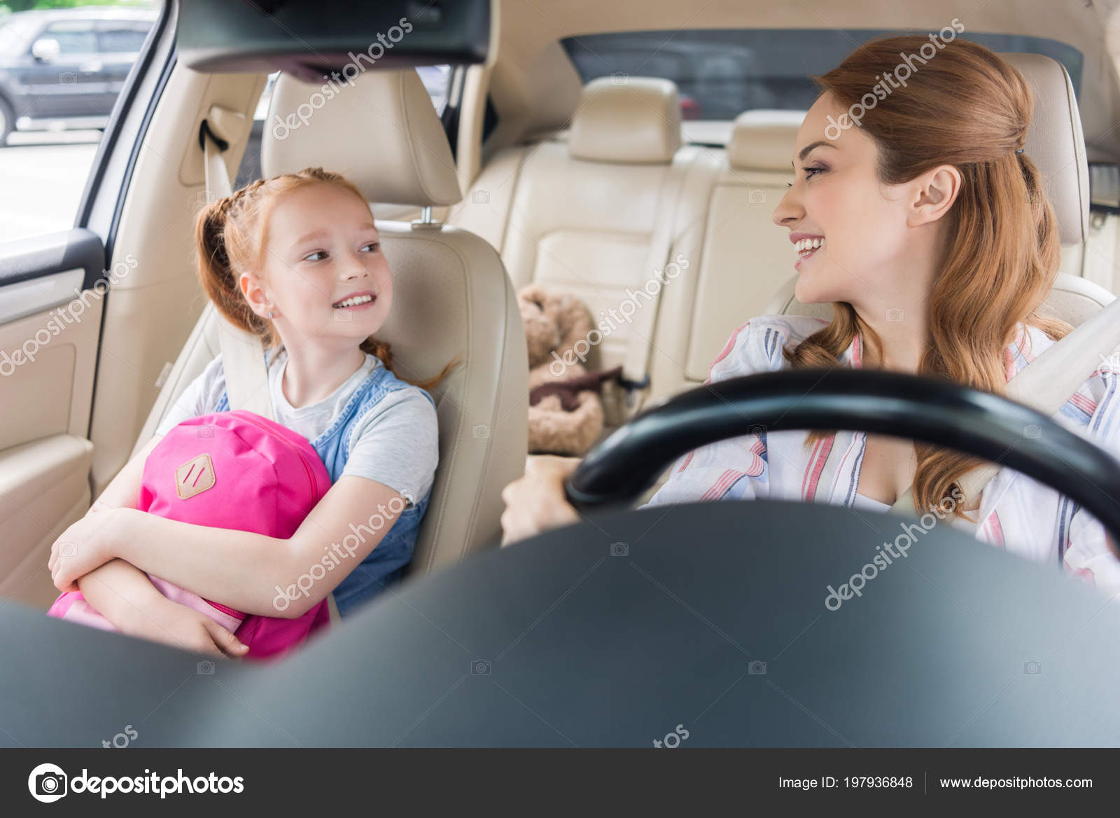 Père Mère Et Enfant Fille Sourire S'amuser Assis Dans Une Voiture Blanche  Compacte Regarder Par La Fenêtre Photo stock - Image du concept, verticale:  274549052