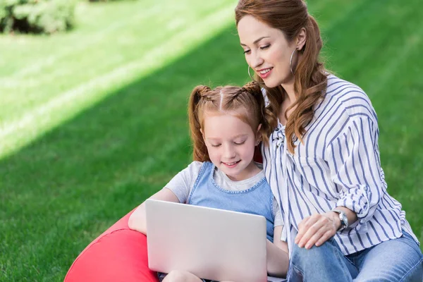 Potret Ibu Dan Anak Menggunakan Laptop Saat Beristirahat Kursi Tas — Foto Stok Gratis