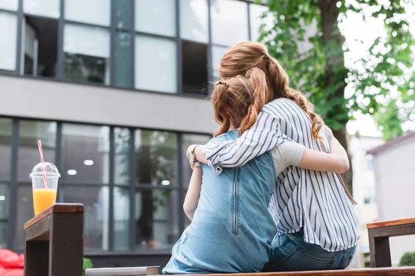 Vista Posteriore Madre Figlia Che Abbracciano Mentre Riposano Sulla Panchina — Foto Stock