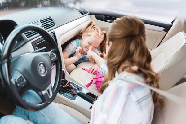 Vista Parcial Madre Hija Feliz Jugando Juntos Coche — Foto de Stock