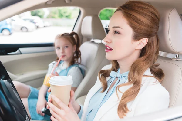コーヒーを飲みに実業家と車でそば汁を娘の選択と集中 — ストック写真