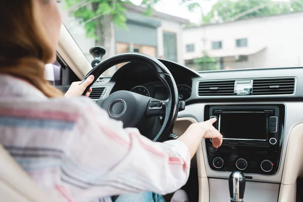 Teilansicht Einer Frau Die Während Der Autofahrt Das Radio Einschaltet — Stockfoto